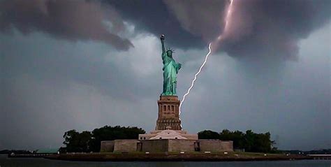 Amazing video where lightning strikes the Statue of Liberty | YAAY ...