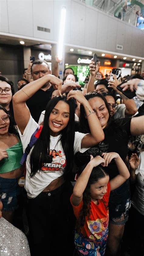 Eva Pacheco é recebida por multidão no aeroporto de Fortaleza após