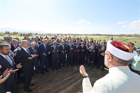 Cumhurbaşkanı Erdoğan Ahlatta Selçuklu mezarlığını ziyaret etti