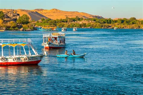 Navios turísticos no rio nilo perto da famosa aldeia núbia ao pôr do