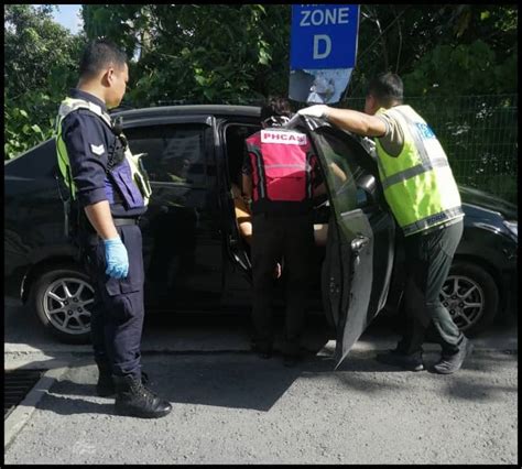 Wanita Maut Dalam Kenderaan Berparkir Di Pusat Beli Belah Penampang