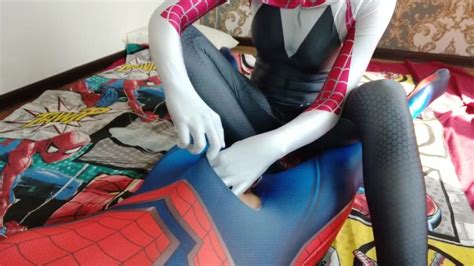 Gwen Stacy Sega Con I Piedi Per Spiderman