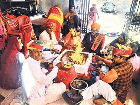 श्रीमद् भागवत कथा के समापन पर दी हवन में आहुतियां निकाली यात्रा At