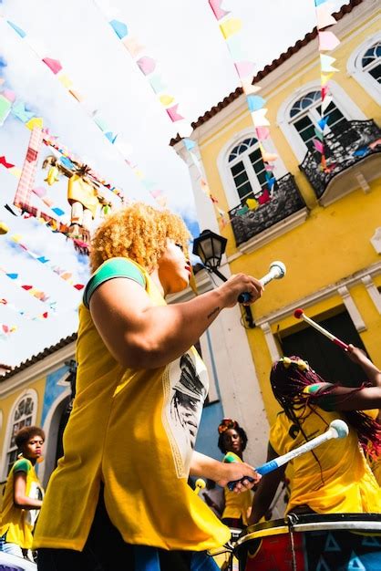 Músicos da banda de percussão dida tocam em apresentação no centro