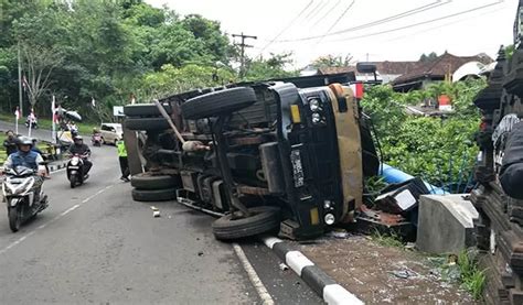 Rem Blong Truk Angkut Material Tabrak Pembatas Jembatan Lantas