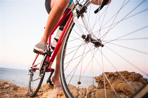 Primer Plano De Las Piernas De Mujer Ciclista Montando Bicicleta En