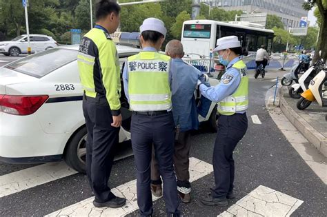 八旬老人步行一夜迷路 警方暖心接力送其回家江南时报