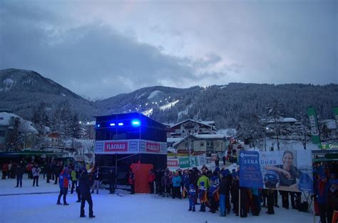 Germeringer Fanclub feiert Lena Dürr beim Nachtslalom in Flachau