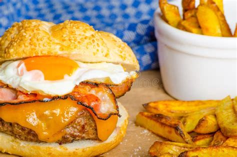 Hamburguer Caseiro Ovo Frito E As Fritadas Picantes Imagem De Stock