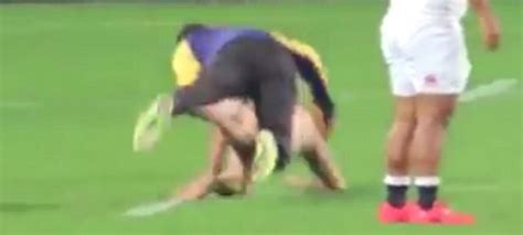 Streaker Tackled By Security Guard In England Vs New Zealand Rugby Test Daily Mail Online