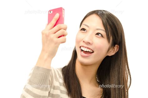 スマートフォンを持って何かを考えてる女性 写真素材 7068990 フォトライブラリー Photolibrary