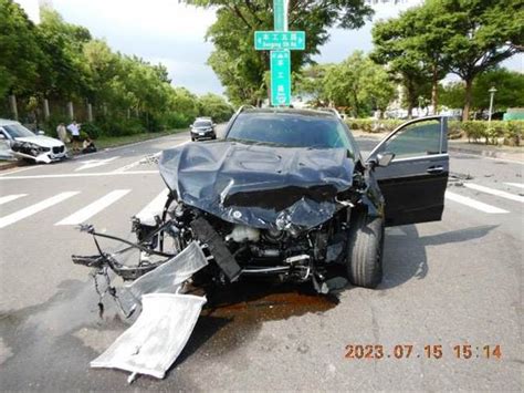 72歲賓士男闖紅燈 衝撞bmw轎車 氣囊全爆開零件四散 社會 中時