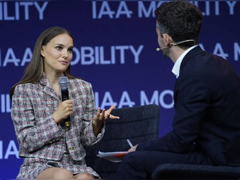 Natalie Portman ohne Ehering zu Besuch bei der IAA in München trend