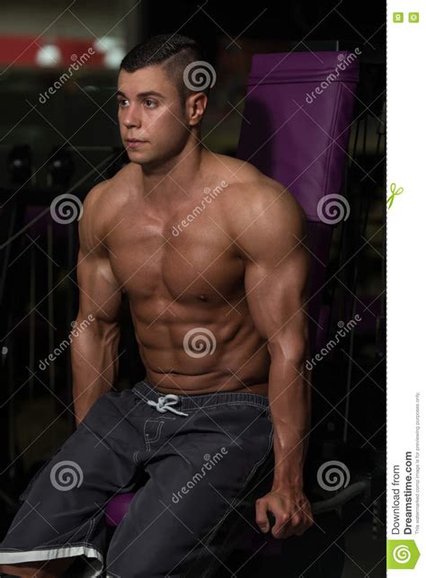 Homme Musculaire Faisant L Exercice Lourd Pour Le Triceps Photo Stock