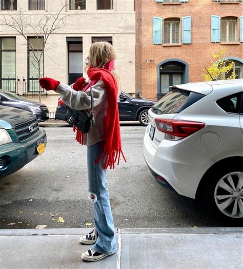 Long red scarf, outfit fall | Stile di moda, Outfit invernali, Moda