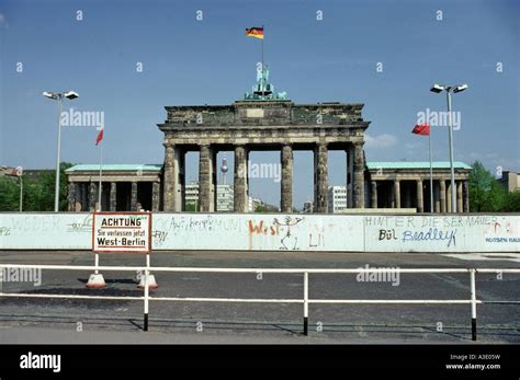 Berlin Wall and Brandenburg Gate, before 1989, Berlin, Germany Stock ...