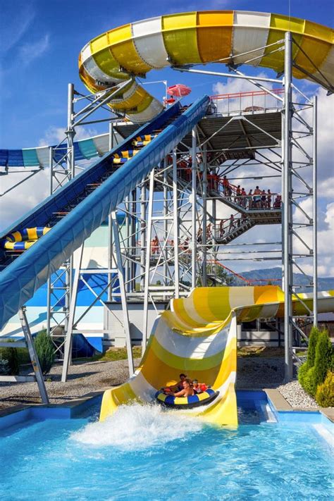 Famille Glissant Vers Le Bas Gonflable Dans Toboggan Aquatique Dans