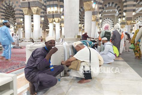 Jamaah Dilarang Bentangkan Spanduk Hingga Merokok Di Masjid Nabawi