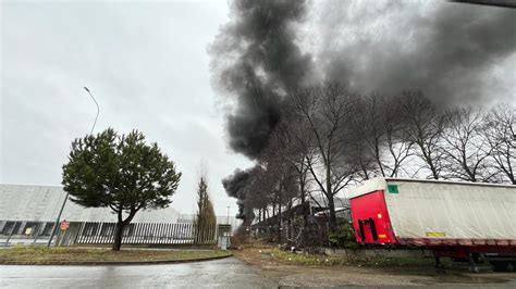 Incendio In Un Azienda A Leini Coltre Di Fumo Sulla Citt Prima Il