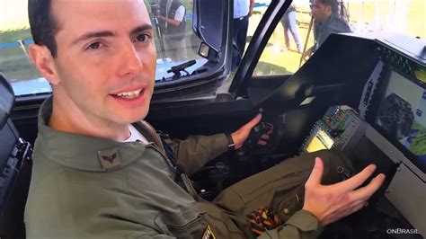 Piloto Da Fab Apresenta Cockpit Do Ca A Gripen Ng Youtube