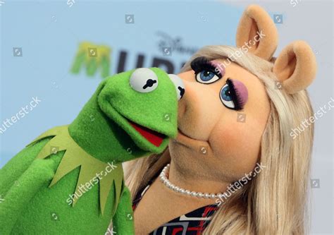 Kermit The Frog And Miss Piggy Kissing