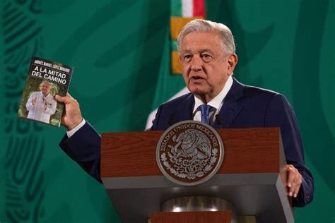 Presume AMLO regalías por 3 mdp por ventas de su libro