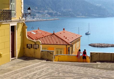 Menton Fachadas Luminosas De Casas Coloridas Foto Premium