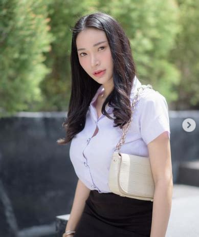 Cố tình lộ nội y nơi công trường hot girl nhận chỉ trích