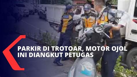 Trotoar Dijadikan Pangkalan Dadakan Belasan Pengemudi Ojek Online Ini