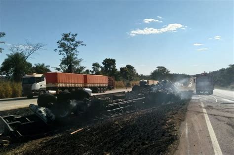 Midianews Caminh O Carregado De Papel Tomba E Pega Fogo Na Br Em Mt