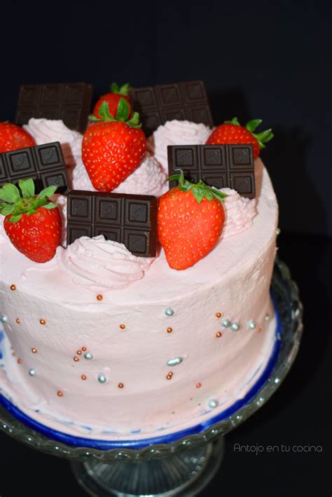 Tarta de cumpleaños de chocolate fresas y nata montada Antojo en tu