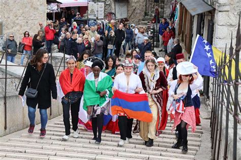 Video U Enici Uwc A Mostar U Tradicionalnim No Njama Predstavili Zemlje