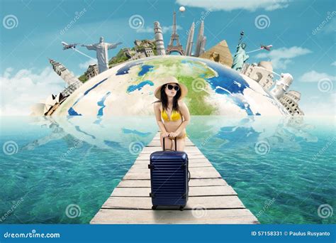 Femme Sexy Avec Des Vacances De Bikini Au Monument Du Monde Image Stock Image Du Bagage Inde
