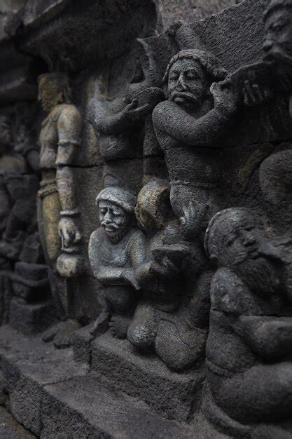 Estatua de buda y arco en el templo más grande del mundo templo de