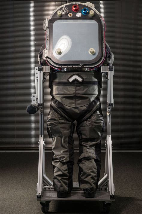 Megszőtték A Nasa új Ruháját Space Suit Nasa Nasa Missions