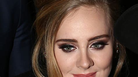 Photo La chanteuse Adele salue ses fans habillée d un manteau rouge