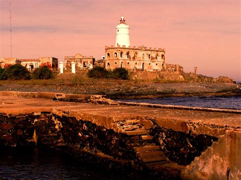 Faro Isla De Flores