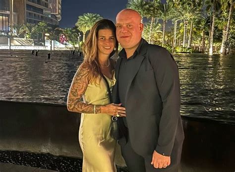 Bull S Eye Daphne De Vrouw Van Michael Van Gerwen Showt In Bikini Haar Waanzinnige Tattoos