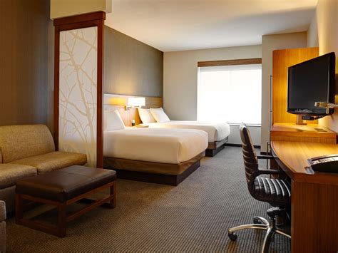 Modern Hotel with Bar in Calgary, Canada | Hyatt Place Calgary Airport