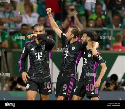 Harry Kane 9 des FC Bayern München schiesst das Tor zum 2 0 und jubelt