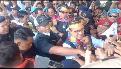 Anies Baswedan Disambut Ribuan Relawan Dan Kader Nasdem Di Makassar