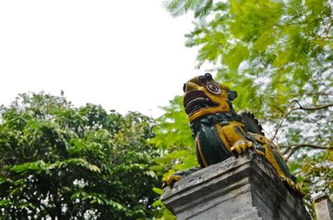 Premium Photo | Vietnamese dragon sculpture on an old pillar in hanoi