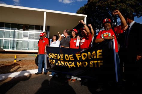 Grupo pró Lula inicia greve de fome e é retirado do STF por seguranças