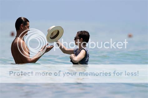 Celebrity Paparazzi Bikini Anne Hathaway Miami May 11 2012