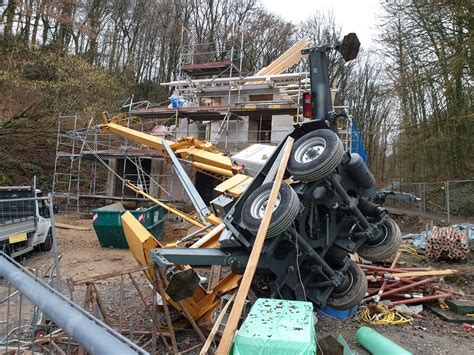 29 01 2020 Erkrath Kran stürzte auf einer Baustelle auf ein Gebäude