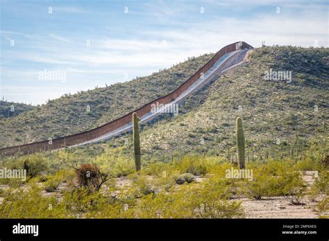 US - Mexican border wall - Arizona Stock Photo - Alamy