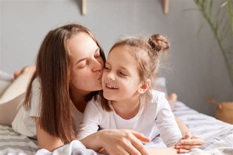 Portrait D Une Mignonne Petite Fille Souriante Allong E Au Lit Avec