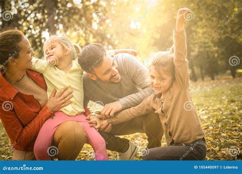 Familia Feliz Que Pasa El Tiempo Junto Al Aire Libre Imagen De Archivo