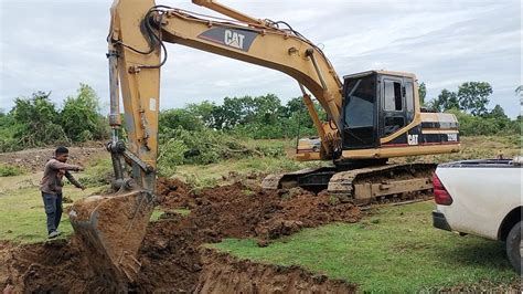 Cat Excavator 320b Hard Working Excavator Digging Land For Repairing