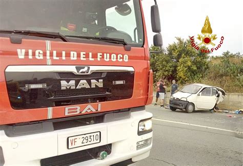 Scontro Tra Un Auto E Una Minicar Sulla Ss Un Ferito Estratto